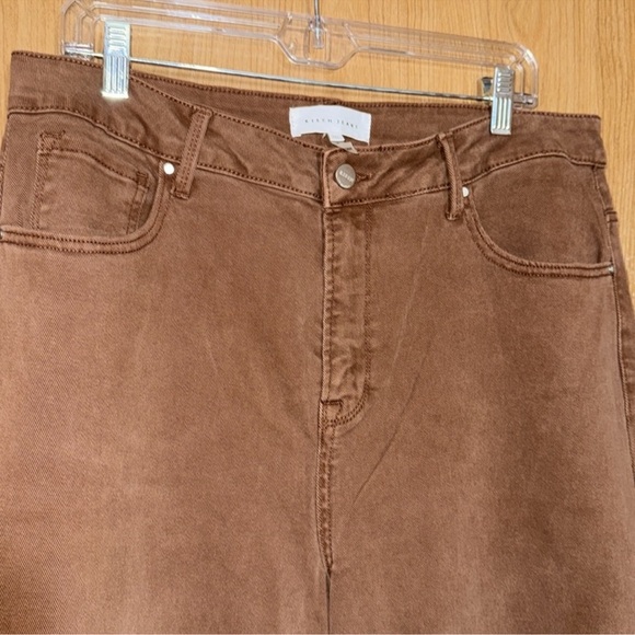 Risen Espresso Wide Leg Tummy
Control Jeans new with tags - Picture 6 of 10